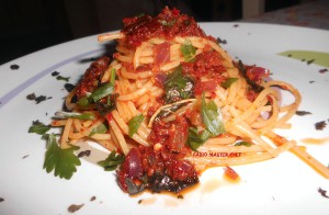 Spaghetti con Pomodori Secchi Sottolio e Olive Nere