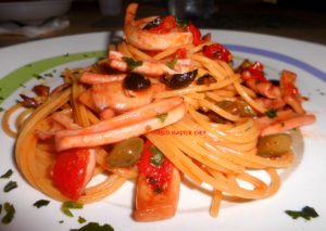 Spaghetti Integrali con Calamari,Pomodorini, Capperi e Olive Nere_Fotor